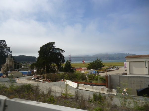 O dia estava nublado. Por isso a Golden Gate estava encoberta, vista da cidade